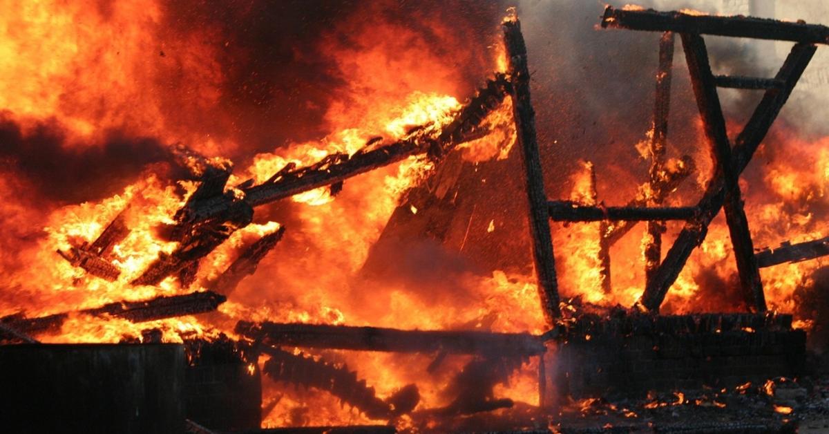 Szalmatároló, ól és állattartó épület is leégett a tanyán