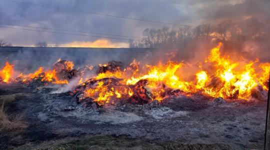 Száz körbála lángol a határban hajnal óta Hevesben Száz körbála lángol a határban hajnal óta Hevesben