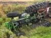 Felborult a traktor fűnyírás közben – járókelők mentették meg a sofőrt