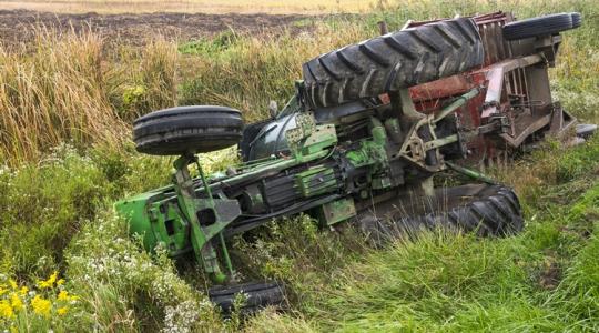 Felborult a traktor fűnyírás közben – járókelők mentették meg a sofőrt Felborult a traktor fűnyírás közben – járókelők mentették meg a sofőrt