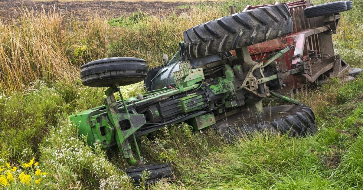 Felborult a traktor fűnyírás közben – járókelők mentették meg a sofőrt Felborult a traktor fűnyírás közben – járókelők mentették meg a sofőrt