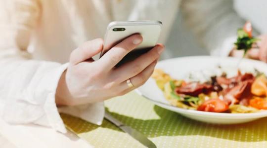 Ezért éhezel meg hamarabb újra, ha evés közben a telefonodat nézed Ezért éhezel meg hamarabb újra, ha evés közben a telefonodat nézed