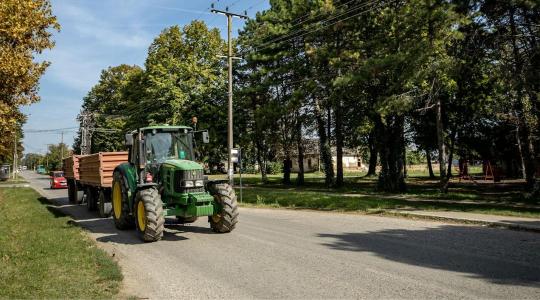 Traktorok és kombájnok az utakon: így közlekedj biztonságosan! Traktorok és kombájnok az utakon: így közlekedj biztonságosan!