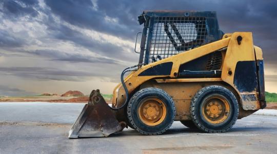 Bobcat-baleset: Fának csapódott a traktorral, szörnyethalt a gazda Bobcat-baleset: Fának csapódott a traktorral, szörnyethalt a gazda