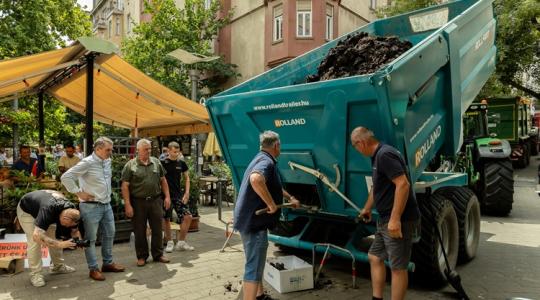 Trágyát borítottak az EU Házához – így tiltakoznak a magyar gazdák Trágyát borítottak az EU Házához – így tiltakoznak a magyar gazdák