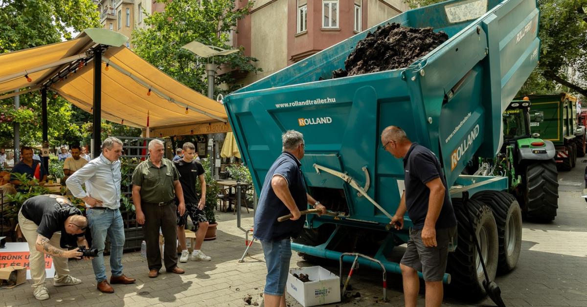 Trágyát borítottak az EU Házához – így tiltakoznak a magyar gazdák ...