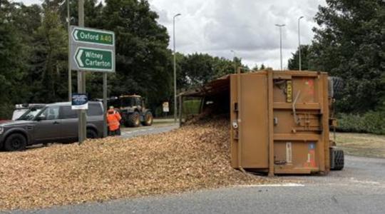 Pótkocsis traktor borult fel a körforgalomban, mindent ellepett a rakománya Pótkocsis traktor borult fel a körforgalomban, mindent ellepett a rakománya