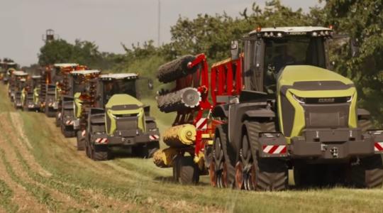 Mit keres 17 csúcskategóriás traktor egy helyen? Nézd meg, hol dolgoznak! +VIDEÓ Mit keres 17 csúcskategóriás traktor egy helyen? Nézd meg, hol dolgoznak! +VIDEÓ