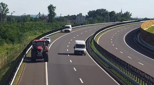Traktor az autópályán: videón a veszélyes mutatvány Traktor az autópályán: videón a veszélyes mutatvány