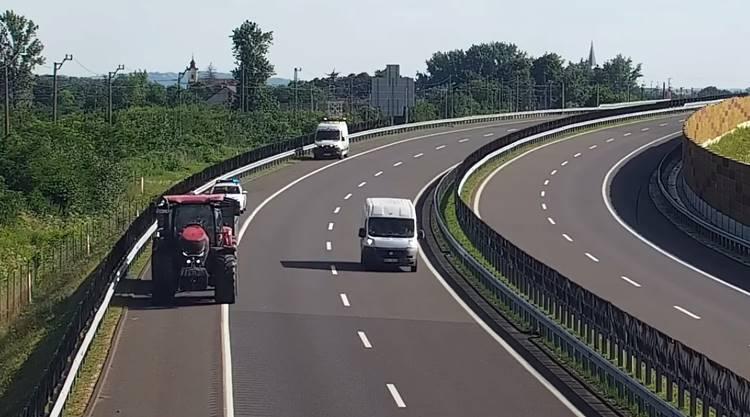 Traktor az autópályán: videón a veszélyes mutatvány Traktor az autópályán: videón a veszélyes mutatvány