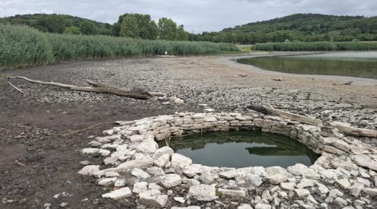 Rejtélyes objektumok bukkantak elő a tómederben az aszály miatt