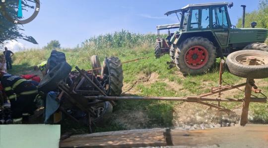 Megrázó baleset: felborult a traktor, beszorult alá a női sofőr