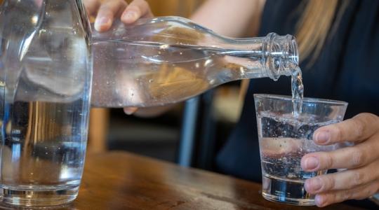 Titkolózás, szabályszegés: Természetes-e még a termék, miután UV-fénnyel és szénszűrőkkel kezelik? Titkolózás, szabályszegés: Természetes-e még a termék, miután UV-fénnyel és szénszűrőkkel kezelik?