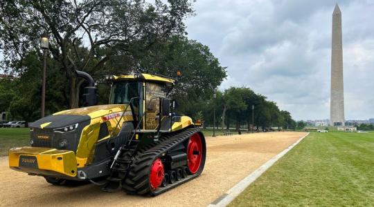 Ilyet se látsz minden nap: arany színben pompázik ez a Fendt traktor