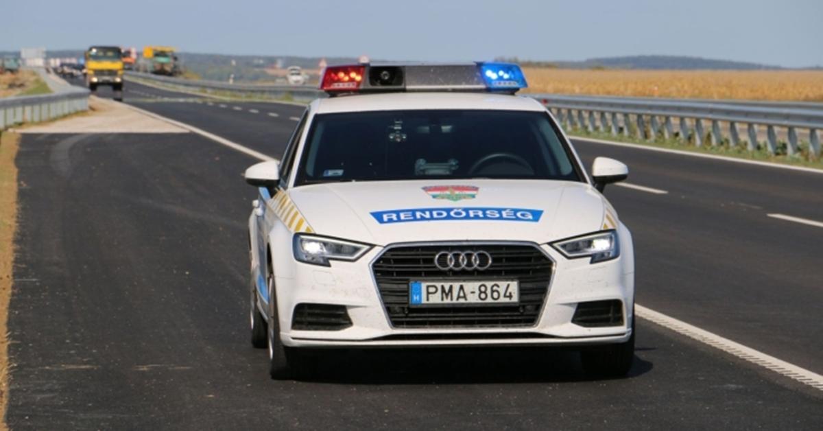 Traktor előzése közben történt életveszélyes baleset az 56-os úton