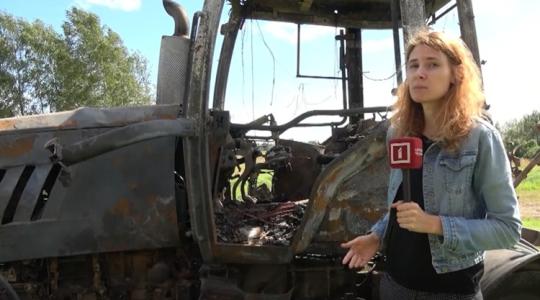 Így megy tönkre egy élet munkája: kigyulladt egy traktor a vizes földeken