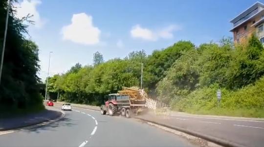 Púposra pakolt pótkocsis traktorral rodeózott az úton – egy fedélzeti kamera buktatta le +VIDEÓ