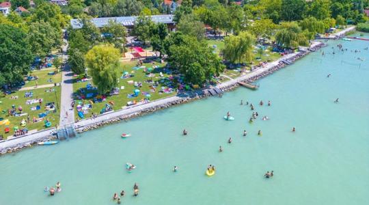 Észrevetted? Ezért ért idén csak térdig a víz a Balatonban Észrevetted? Ezért ért idén csak térdig a víz a Balatonban