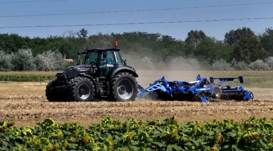 Deutz-Fahr traktor és Pronar pótkocsi éles bevetésen
