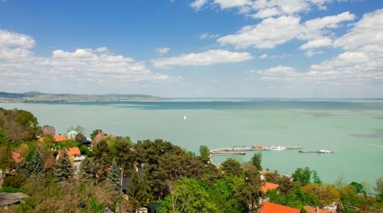 Brutális mennyiségű eső ömlött a hétvégén a Balatonba Brutális mennyiségű eső ömlött a hétvégén a Balatonba