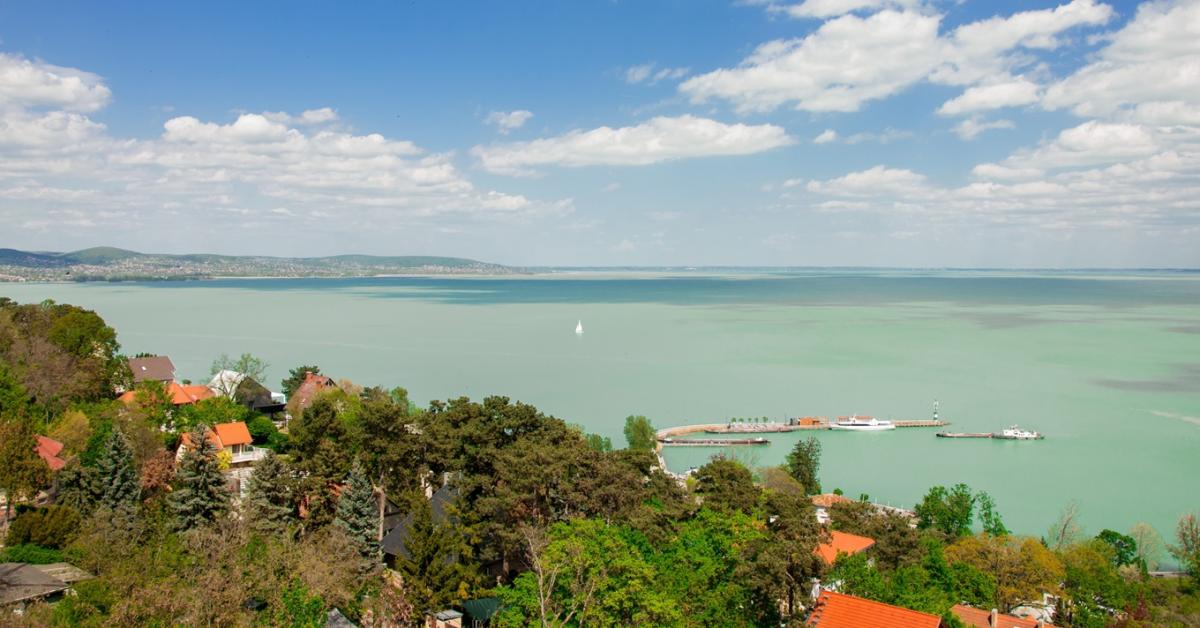 Brutális mennyiségű eső ömlött a hétvégén a Balatonba Brutális mennyiségű eső ömlött a hétvégén a Balatonba