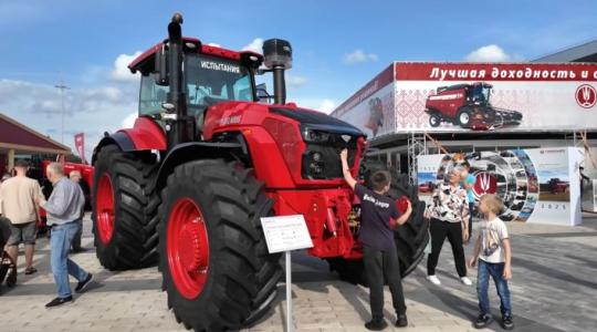 Földrengés a traktorpiacon: bemutatkozott a Belarus Titan 5425 +VIDEÓ