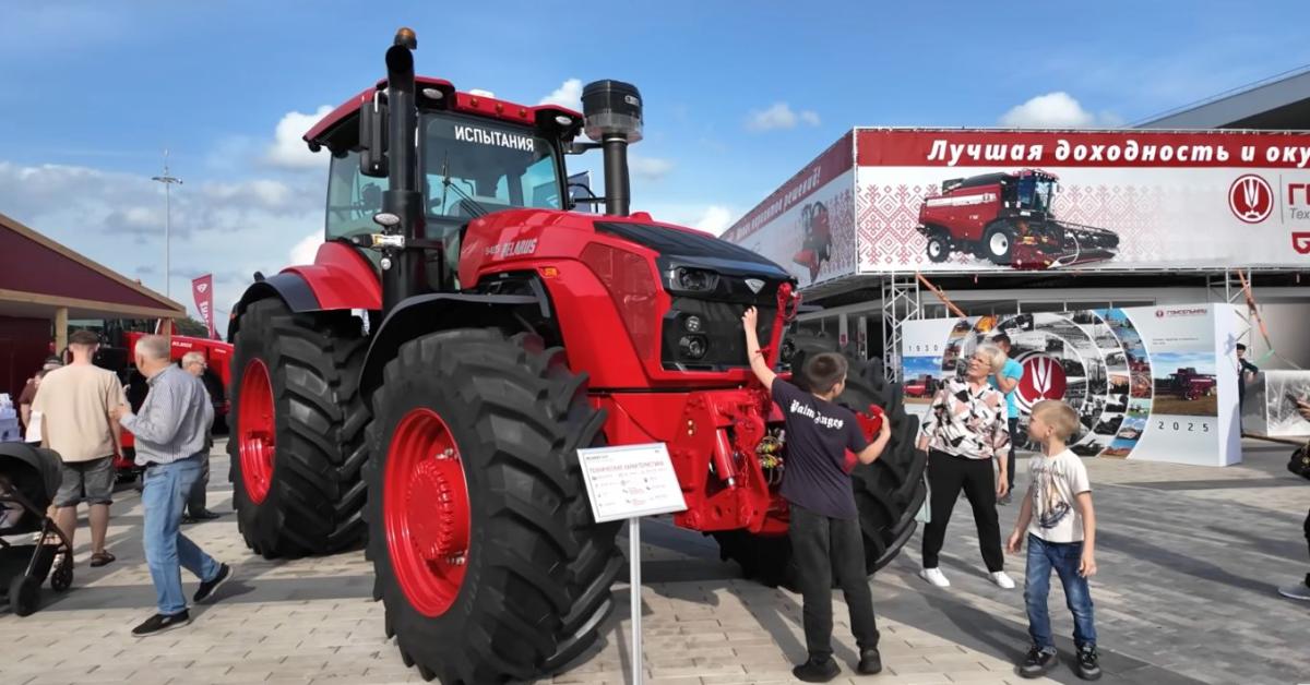 Földrengés a traktorpiacon: bemutatkozott a Belarus Titan 5425 +VIDEÓ