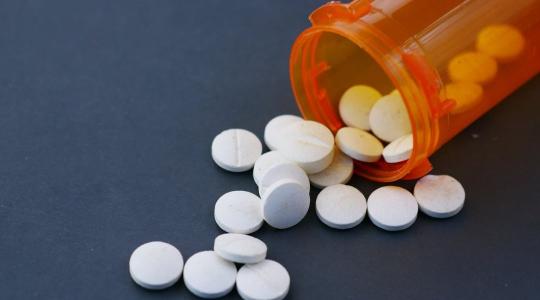 Az EU már betiltotta az ételekben – de miért van még mindig ott a gyógyszereinkben? Az EU már betiltotta az ételekben – de miért van még mindig ott a gyógyszereinkben?