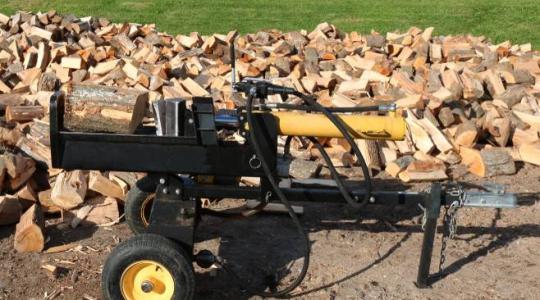 Hasítógép: minden, amit tudni érdemes a tűzifa feldolgozásának gépesítéséről