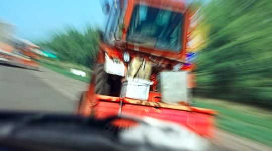 Traktorral kacsázott végig az úton: csak a diszkóból akart hazamenni a részeg sofőr Traktorral kacsázott végig az úton: csak a diszkóból akart hazamenni a részeg sofőr