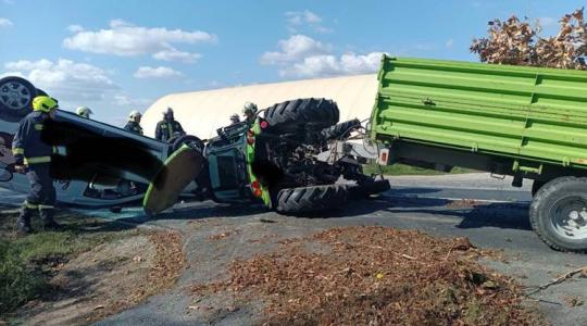 Akkora erővel ütközöt a traktor és a furgon, hogy mindketten felborultak
