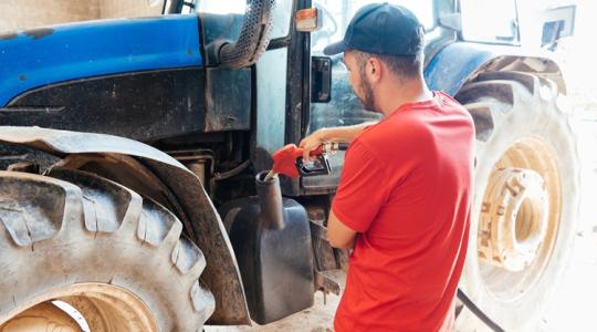 Ennyivel lesz olcsóbb holnaptól a tankolás