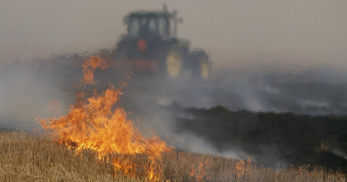 Vasárnapi traktortűz: porig égett a munkagép