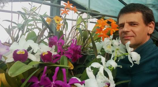 Orchideák és olajfoltok – a kisgépszerelő különös élete Orchideák és olajfoltok – a kisgépszerelő különös élete