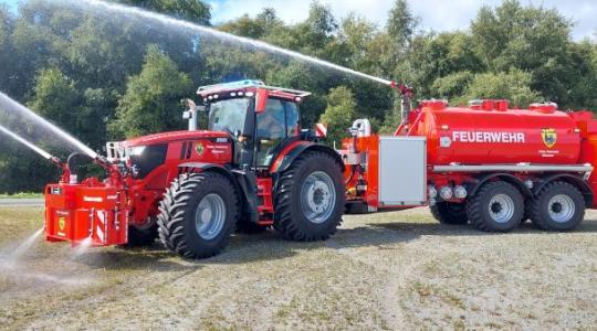 12 000 liter víz és három vízágyú – itt a világ legizmosabb traktora! +VIDEÓ 12 000 liter víz és három vízágyú – itt a világ legizmosabb traktora! +VIDEÓ