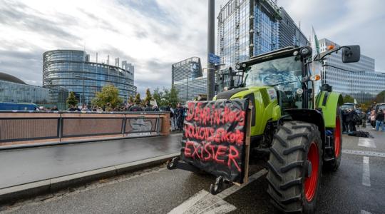 Talán ebből értenek: odagurultak a traktoros gazdák az uniós bürokraták ablaka alá Talán ebből értenek: odagurultak a traktoros gazdák az uniós bürokraták ablaka alá