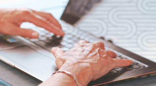 Gyanús akciók, rejtett trükkök – kampány indul az idősek védelmében Gyanús akciók, rejtett trükkök – kampány indul az idősek védelmében