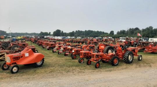 Tud valamit ez az öreg traktor, ha 3 generációt kiszolgált +VIDEÓ Tud valamit ez az öreg traktor, ha 3 generációt kiszolgált +VIDEÓ