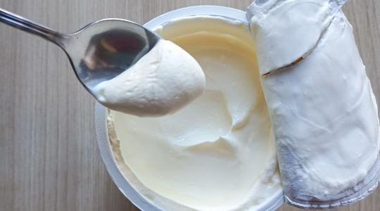 Jön a tejföl-háború – Új szabályozással tisztítanák meg a piacot