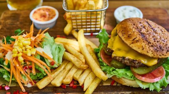 Az EU megadóztatná az egészségtelen élelmiszereket és alkoholos italokat Az EU megadóztatná az egészségtelen élelmiszereket és alkoholos italokat
