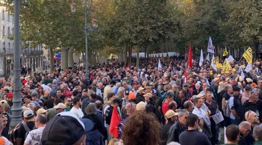 Több ezer francia szőlősgazda vonult utcára Több ezer francia szőlősgazda vonult utcára