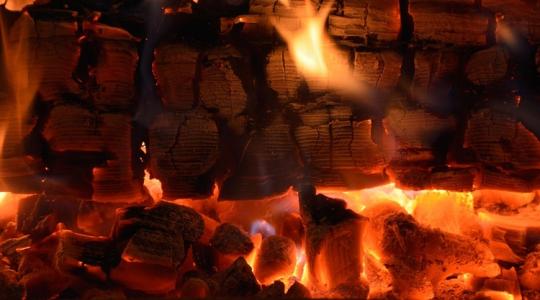 Lángra kapott a tűzifa: tragédia is történhetett volna Lángra kapott a tűzifa: tragédia is történhetett volna