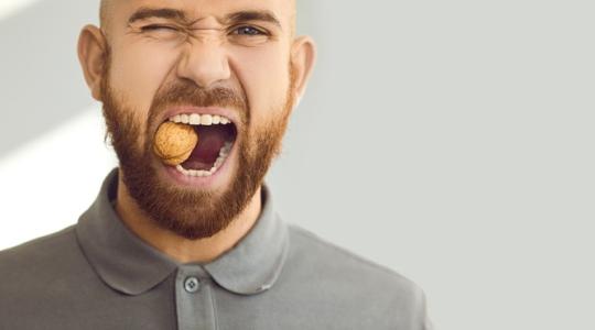 Egyszerű, de nagyszerű trükk! Így törd fel a diót pillanatok alatt, diótörő nélkül! Egyszerű, de nagyszerű trükk! Így törd fel a diót pillanatok alatt, diótörő nélkül!