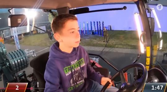 Elképesztő: a 13 éves tini simán nyerte a traktoros párbajt +VIDEÓ Elképesztő: a 13 éves tini simán nyerte a traktoros párbajt +VIDEÓ