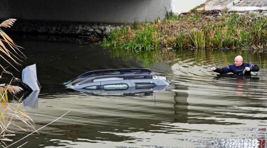 Autó zuhant a vízbe, utasok is ültek benne +VIDEÓ Autó zuhant a vízbe, utasok is ültek benne +VIDEÓ