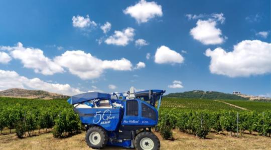 Hihetetlen! Ötvenéves ez a szőlőkombájn-márka – így ünnepelték Hihetetlen! Ötvenéves ez a szőlőkombájn-márka – így ünnepelték