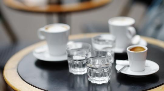 A valódi okot csak nagyon kevesen ismerik! Ezért kapsz vizet a kávéd mellé! A valódi okot csak nagyon kevesen ismerik! Ezért kapsz vizet a kávéd mellé!