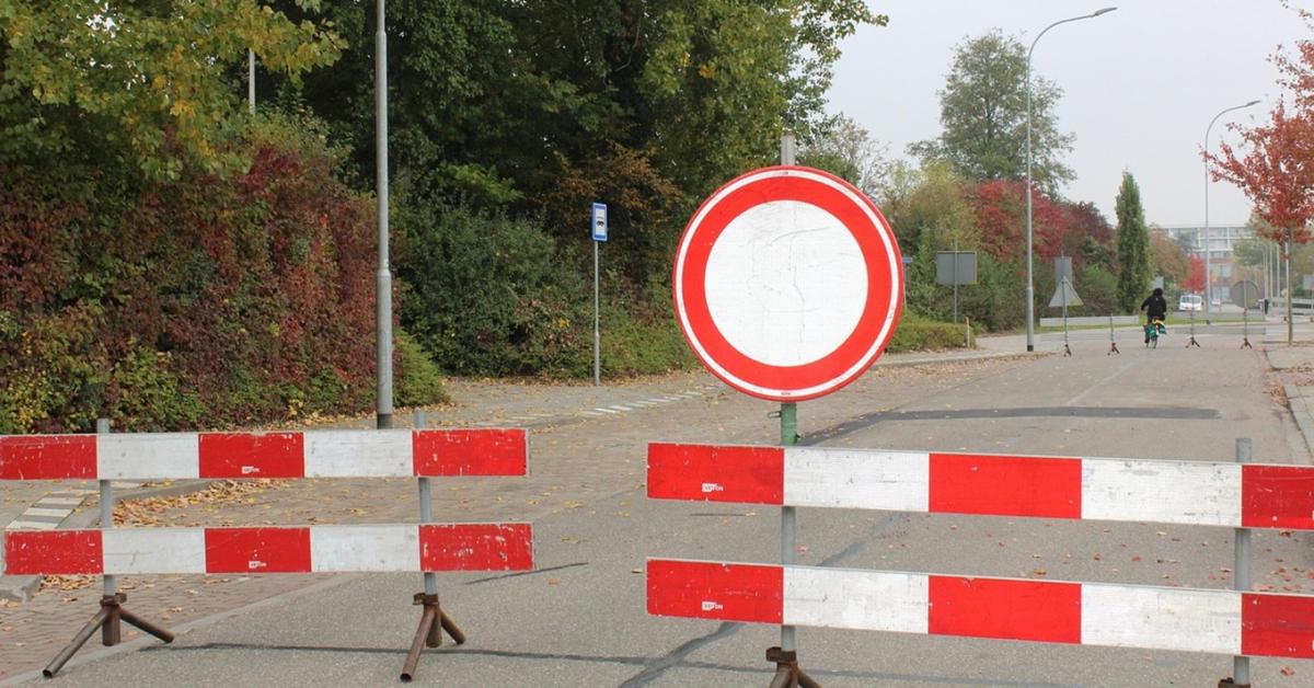 Csak pár száz méterre volt a cél – felborult a sóderszállító