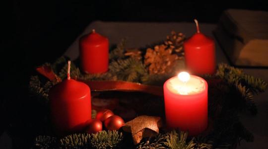 Adventi gyertyát gyújtasz? Előtte ezt mindenképp olvasd el!