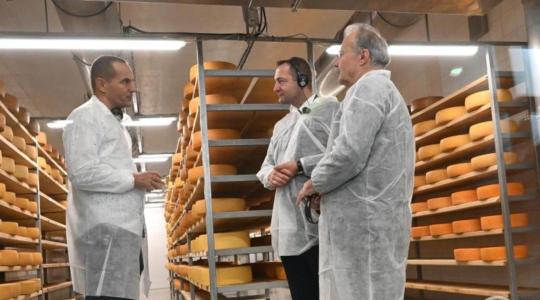 Jövőbiztos családi gazdaságok: Dunaharasztiban járt az EU agrárbiztosa Jövőbiztos családi gazdaságok: Dunaharasztiban járt az EU agrárbiztosa